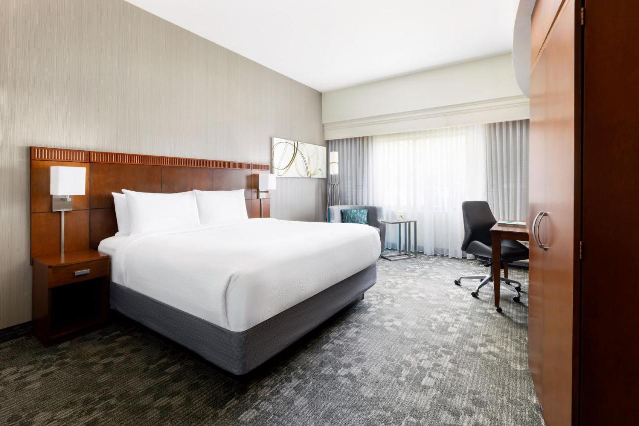 Courtyard By Marriott Potomac Mills Woodbridge Hotel Exterior photo